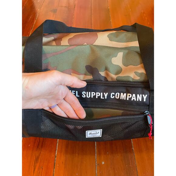 Herschel Supply Co Camo Duffle Bag Black Gym Travel Weekend NEW Without Tags - Picture 5 of 9